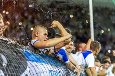 Odessa Ukrayna - 28 Temmuz 2019: stadyumda seyirci. Maç sırasında futbol stadyumu nun tribünlerinde taraftar kalabalığı Shakhtar (Donetsk) -Dinamo (Kiev). Taraftarlarla tribün. Futbol taraftarları ile standları