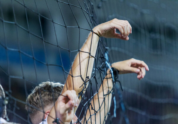 ОДЕССА УКРАИНА - 28 июля 2019 года: зрители на стадионе. Толпы болельщиков на трибунах футбольного стадиона во время матча "Шахтер" (Донецк) -Динамо (Киев). Демонстрация с фанатами. Стоят с футбольными болельщиками
