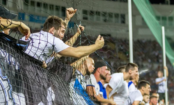 Odessa Ukrayna - 28 Temmuz 2019: stadyumda seyirci. Maç sırasında futbol stadyumu nun tribünlerinde taraftar kalabalığı Shakhtar (Donetsk) -Dinamo (Kiev). Taraftarlarla tribün. Futbol taraftarları ile standları