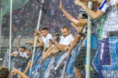  odak dışında, keskin spor arka plan değil, stadyumda seyirci. Tribünler de maç sırasında futbol stadyumu tribünlerinde taraftarlar taraftarlarla karşılaştı. Futbol taraftarları ile standları