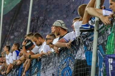 Odessa Ukrayna - 28 Temmuz 2019: stadyumda seyirci. Maç sırasında bir futbol stadyumunun tribünlerinde taraftarların kalabalık Shakhtar (Donetsk)-Dinamo (Kiev). Taraftarlarla tribün. Futbol taraftarları ile standları
