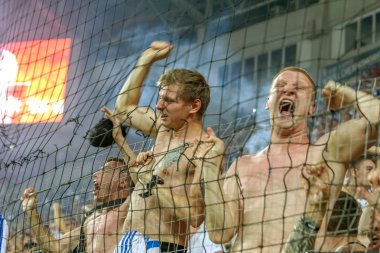Odessa Ukrayna - 28 Temmuz 2019: stadyumda seyirci. Maç sırasında bir futbol stadyumunun tribünlerinde taraftarların kalabalık Shakhtar (Donetsk)-Dinamo (Kiev). Taraftarlarla tribün. Futbol taraftarları ile standları