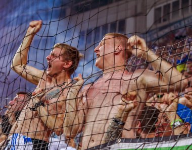 Odessa Ukrayna - 28 Temmuz 2019: stadyumda seyirci. Maç sırasında bir futbol stadyumunun tribünlerinde taraftarların kalabalık Shakhtar (Donetsk)-Dinamo (Kiev). Taraftarlarla tribün. Futbol taraftarları ile standları