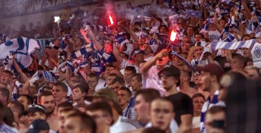 Odessa Ukrayna - 28 Temmuz 2019: stadyumda seyirci. Maç sırasında bir futbol stadyumunun tribünlerinde taraftarların kalabalık Shakhtar (Donetsk)-Dinamo (Kiev). Taraftarlarla tribün. Futbol taraftarları ile standları