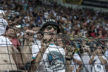 Odessa Ukrayna - 28 Temmuz 2019: stadyumda seyirci. Maç sırasında bir futbol stadyumunun tribünlerinde taraftarların kalabalık Shakhtar (Donetsk)-Dinamo (Kiev). Taraftarlarla tribün. Futbol taraftarları ile standları