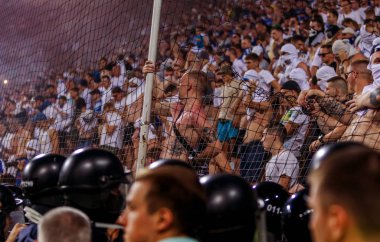 Odessa Ukrayna - 28 Temmuz 2019: stadyumda seyirci. Maç sırasında bir futbol stadyumunun tribünlerinde taraftarların kalabalık Shakhtar (Donetsk)-Dinamo (Kiev). Taraftarlarla tribün. Futbol taraftarları ile standları
