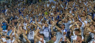 Odessa Ukrayna - 28 Temmuz 2019: stadyumda seyirci. Maç sırasında bir futbol stadyumunun tribünlerinde taraftarların kalabalık Shakhtar (Donetsk)-Dinamo (Kiev). Taraftarlarla tribün. Futbol taraftarları ile standları
