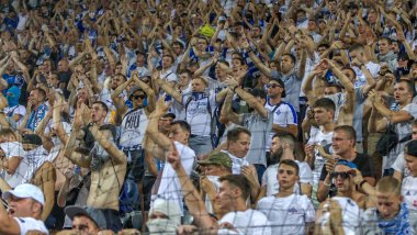 Odessa Ukrayna - 28 Temmuz 2019: stadyumda seyirci. Maç sırasında bir futbol stadyumunun tribünlerinde taraftarların kalabalık Shakhtar (Donetsk)-Dinamo (Kiev). Taraftarlarla tribün. Futbol taraftarları ile standları