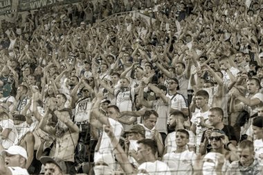 Odessa Ukrayna - 28 Temmuz 2019: stadyumda seyirci. Maç sırasında bir futbol stadyumunun tribünlerinde taraftarların kalabalık Shakhtar (Donetsk)-Dinamo (Kiev). Taraftarlarla tribün. Futbol taraftarları ile standları
