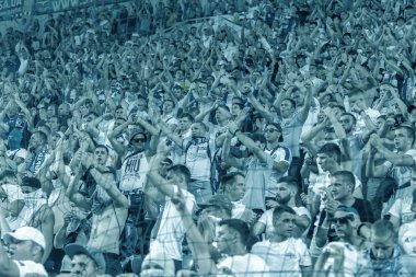Odessa Ukrayna - 28 Temmuz 2019: stadyumda seyirci. Maç sırasında bir futbol stadyumunun tribünlerinde taraftarların kalabalık Shakhtar (Donetsk)-Dinamo (Kiev). Taraftarlarla tribün. Futbol taraftarları ile standları