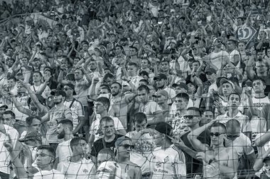 Odessa Ukrayna - 28 Temmuz 2019: stadyumda seyirci. Maç sırasında bir futbol stadyumunun tribünlerinde taraftarların kalabalık Shakhtar (Donetsk)-Dinamo (Kiev). Taraftarlarla tribün. Futbol taraftarları ile standları