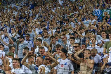 Odessa Ukrayna - 28 Temmuz 2019: stadyumda seyirci. Maç sırasında bir futbol stadyumunun tribünlerinde taraftarların kalabalık Shakhtar (Donetsk)-Dinamo (Kiev). Taraftarlarla tribün. Futbol taraftarları ile standları