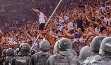Odessa Ukrayna - 28 Temmuz 2019: stadyumda seyirci. Maç sırasında bir futbol stadyumunun tribünlerinde taraftarların kalabalık Shakhtar (Donetsk)-Dinamo (Kiev). Taraftarlarla tribün. Futbol taraftarları ile standları