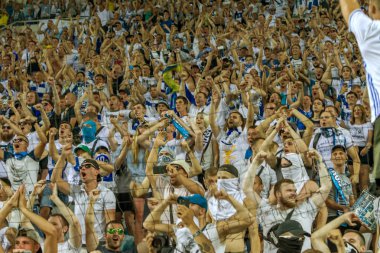 Odessa Ukrayna - 28 Temmuz 2019: stadyumda seyirci. Maç sırasında bir futbol stadyumunun tribünlerinde taraftarların kalabalık Shakhtar (Donetsk)-Dinamo (Kiev). Taraftarlarla tribün. Futbol taraftarları ile standları