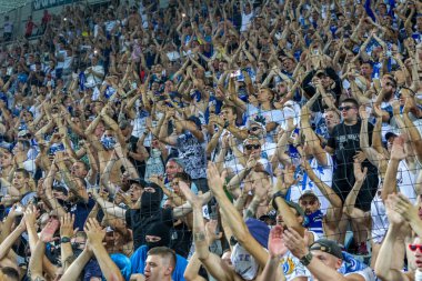 Odessa Ukrayna - 28 Temmuz 2019: stadyumda seyirci. Maç sırasında bir futbol stadyumunun tribünlerinde taraftarların kalabalık Shakhtar (Donetsk)-Dinamo (Kiev). Taraftarlarla tribün. Futbol taraftarları ile standları
