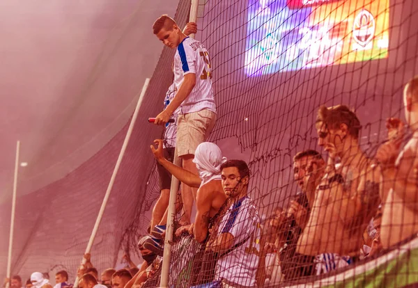 乌克兰奥德萨 2019年7月28日 体育场观众 比赛期间 沙赫塔尔 顿涅茨克 迪纳莫 在足球场看台上挤满了球迷 与球迷大站立 与足球迷站在一起 — 图库照片