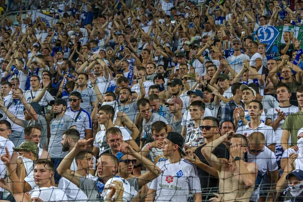 乌克兰奥德萨 2019年7月28日 体育场观众 比赛期间 沙赫塔尔 顿涅茨克 迪纳莫 在足球场看台上挤满了球迷 与球迷大站立 与足球迷站在一起 — 图库照片