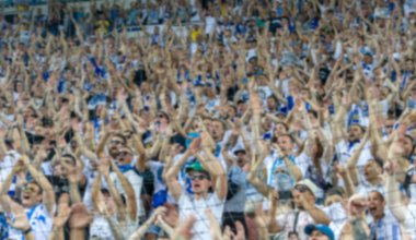 odak dışında, keskin spor arka plan değil, stadyumda seyirci. Tribünler de maç sırasında futbol stadyumu tribünlerinde taraftarlar taraftarlarla karşılaştı. Futbol taraftarları ile standları