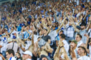 odak dışında, keskin spor arka plan değil, stadyumda seyirci. Tribünler de maç sırasında futbol stadyumu tribünlerinde taraftarlar taraftarlarla karşılaştı. Futbol taraftarları ile standları