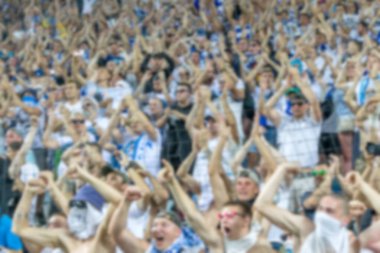 odak dışında, keskin spor arka plan değil, stadyumda seyirci. Tribünler de maç sırasında futbol stadyumu tribünlerinde taraftarlar taraftarlarla karşılaştı. Futbol taraftarları ile standları