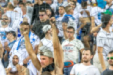 odak dışında, keskin spor arka plan değil, stadyumda seyirci. Tribünler de maç sırasında futbol stadyumu tribünlerinde taraftarlar taraftarlarla karşılaştı. Futbol taraftarları ile standları