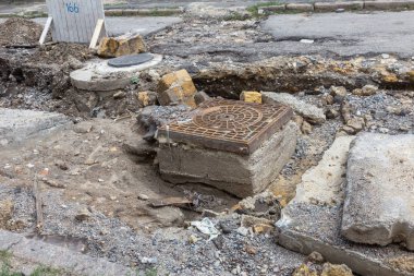 Büyük çatlaklar, cipsler. Kırık asfalt sel sonrası heyelan değiştirdi. Su yla yok edilmiş bir yol. Yeraltı suyu sifonu. Doğadan yolların tahrip kavramı. Selin sonuçları. Kırık sokak