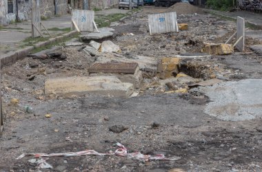 Büyük çatlaklar, cipsler. Kırık asfalt sel sonrası heyelan değiştirdi. Su yla yok edilmiş bir yol. Yeraltı suyu sifonu. Doğadan yolların tahrip kavramı. Selin sonuçları. Kırık sokak