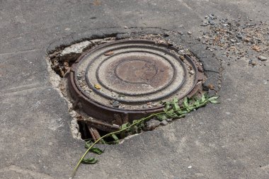 Büyük çatlaklar, cipsler. Kırık asfalt sel sonrası heyelan değiştirdi. Su yla yok edilmiş bir yol. Yeraltı suyu sifonu. Doğadan yolların tahrip kavramı. Selin sonuçları. Kırık sokak