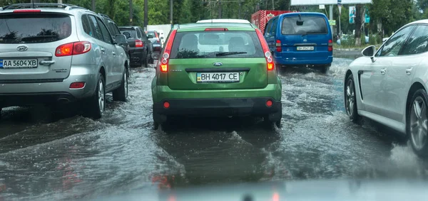 Odessa Ukraina Augusti 2019 Bilkörning Översvämmad Väg Översvämningen Orsakad Skyfall — Stockfoto