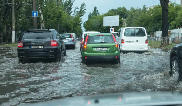 Odessa Ukraina Augusti 2019 Bilkörning Översvämmad Väg Översvämningen Orsakad Skyfall — Stockfoto