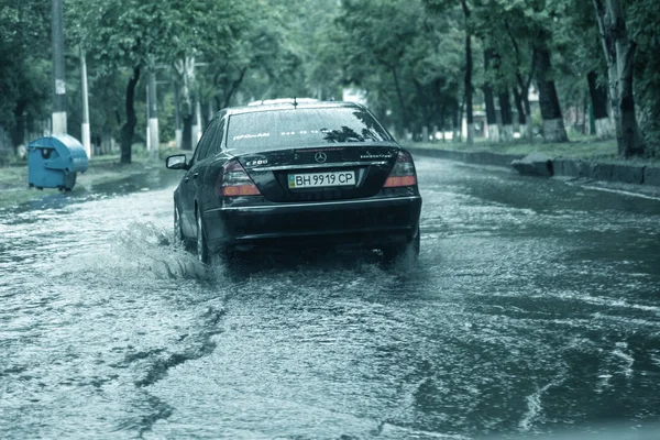 Odessa Ukraina Sierpnia 2019 Jazda Samochodem Zalanych Drogach Podczas Powodzi — Zdjęcie stockowe