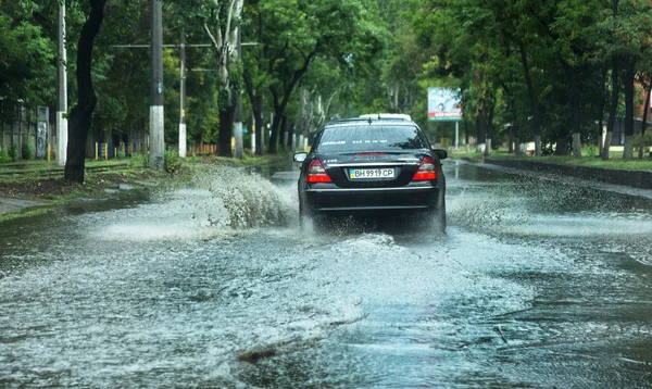 Odessa Ucrânia Agosto 2019 Dirigindo Carro Estrada Inundada Durante Inundação — Fotografia de Stock