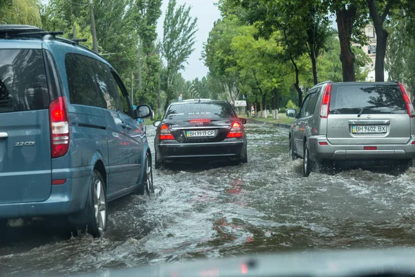 Odessa Oekraïne Augustus 2019 Rijden Auto Overstroomde Weg Tijdens Overstromingen — Stockfoto