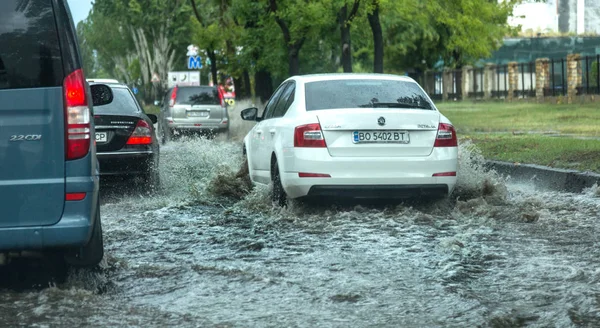 Odessa Ukraina Augusti 2019 Bilkörning Översvämmad Väg Översvämningen Orsakad Skyfall — Stockfoto