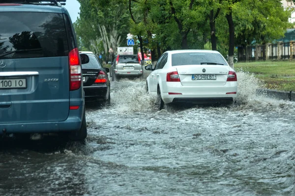 Odessa Ukraina Augusti 2019 Bilkörning Översvämmad Väg Översvämningen Orsakad Skyfall — Stockfoto