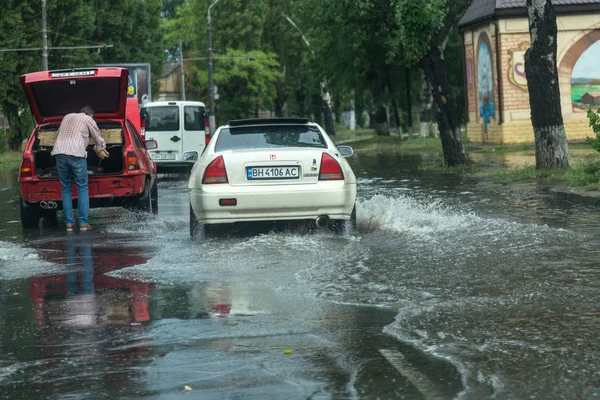 Odessa Ukraina Augusti 2019 Bilkörning Översvämmad Väg Översvämningen Orsakad Skyfall — Stockfoto