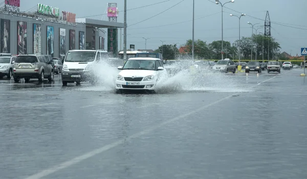 Odessa Ucrânia Agosto 2019 Dirigindo Carro Estrada Inundada Durante Inundação — Fotografia de Stock