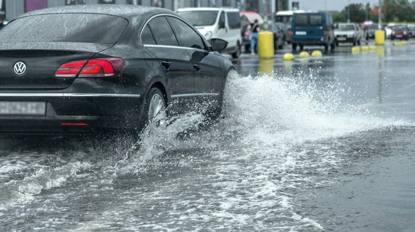 Odessa Ucrânia Agosto 2019 Dirigindo Carro Estrada Inundada Durante Inundação — Fotografia de Stock