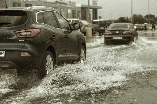 Odessa Ucrania Agosto 2019 Conducir Automóvil Una Carretera Inundada Durante — Foto de Stock