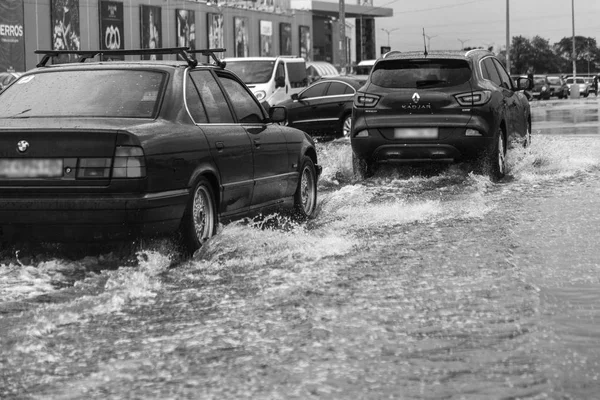 Odessa Ukraina Augusti 2019 Bilkörning Översvämmad Väg Översvämning Orsakad Skyfall — Stockfoto