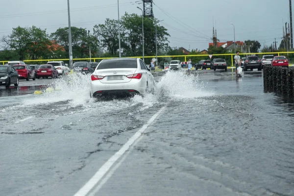 Odessa Ucrania Agosto 2019 Conducir Automóvil Una Carretera Inundada Durante — Foto de Stock