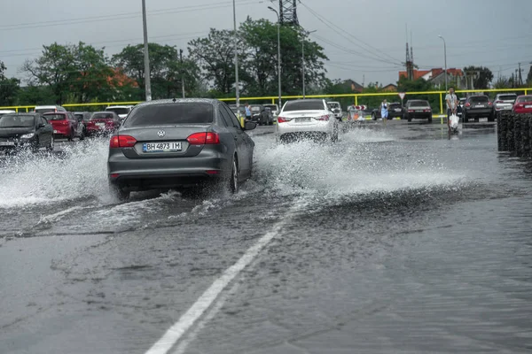 Odessa Ucrânia Agosto 2019 Dirigindo Carro Estrada Inundada Durante Inundação — Fotografia de Stock