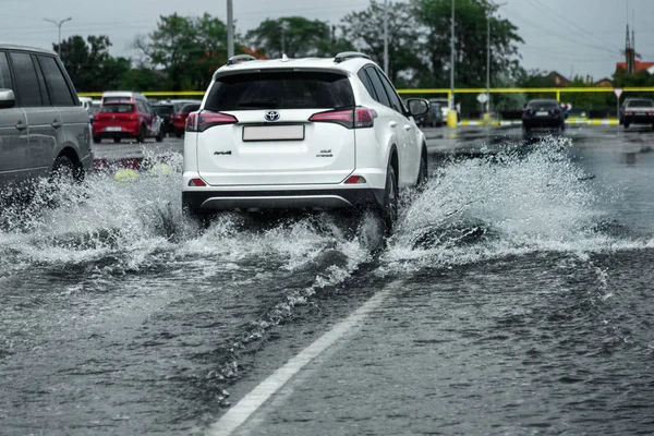 Odessa Ucrania Agosto 2019 Conducir Automóvil Una Carretera Inundada Durante — Foto de Stock