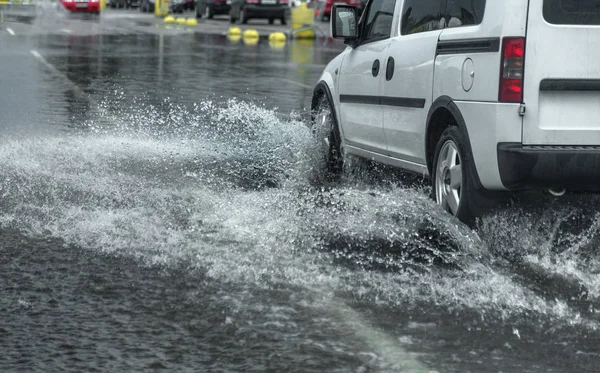 オデッサ ウクライナ 2019年8月9日 豪雨による洪水時に洪水時に車を運転 車は水の上に浮かび 通りをあふれます 車にスプラッシュ 大きな水たまりで浸水した都市道路 — ストック写真