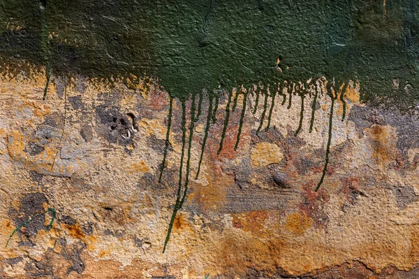 旧肮脏 裂开的墙壁与抽象喷漆纹理背景 旧抽象墙上的涂鸦标签 表面有滴落的深色油漆污渍 — 图库照片