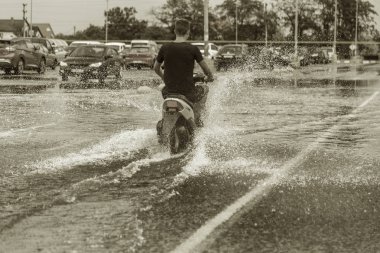 Odessa, Ukrayna - 9 Ağustos 2019: sağanak yağışların neden olduğu sel felaketi sırasında su lar altında kalan yolda araba sürmek. Arabalar su üzerinde yüzüyor, sokakları su basayor. Arabaya sıçrat. Büyük bir su birikintisi ile sular altında şehir yolu