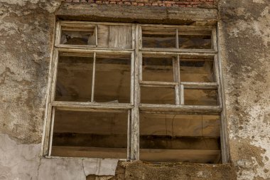 Terk edilmiş bir binanın eski camı kırıldı. Büyük cam çatlakları ile taraflı bir binada harap bir pencere