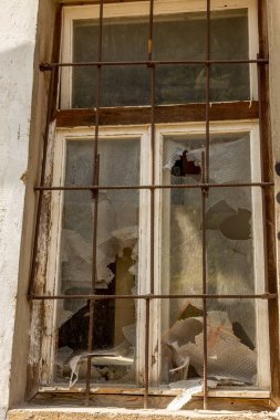 Terk edilmiş bir binanın eski camı kırıldı. Büyük cam çatlakları ile taraflı bir binada harap bir pencere