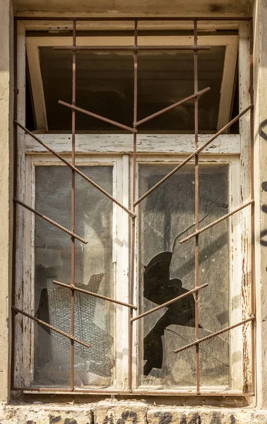 Vieja Ventana Rota Edificio Abandonado Una Ventana Arruinada Edificio Lateral —  Fotos de Stock