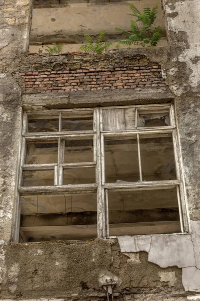 Зламане Старе Вікно Покинутій Будівлі Зруйноване Вікно Двосторонній Будівлі Великими — стокове фото